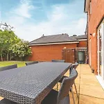 Stylish 4 Bed/2 Bath & Parking - Pinewood/Heathrow