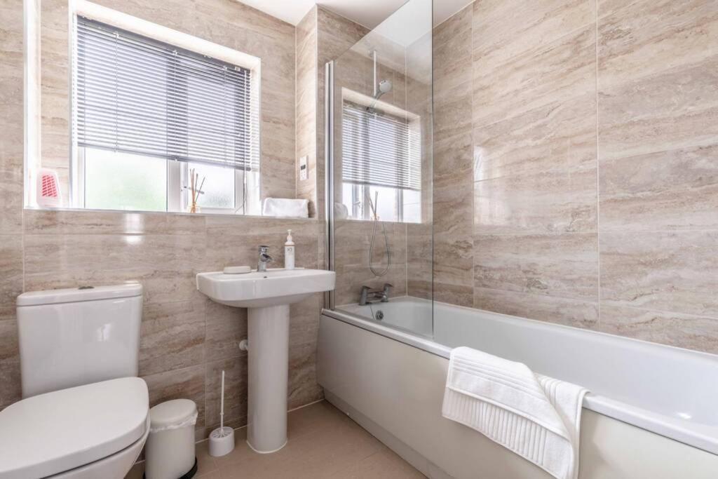 Stylish 4 Bed/2 Bath & Parking - Pinewood/heathrow Slough