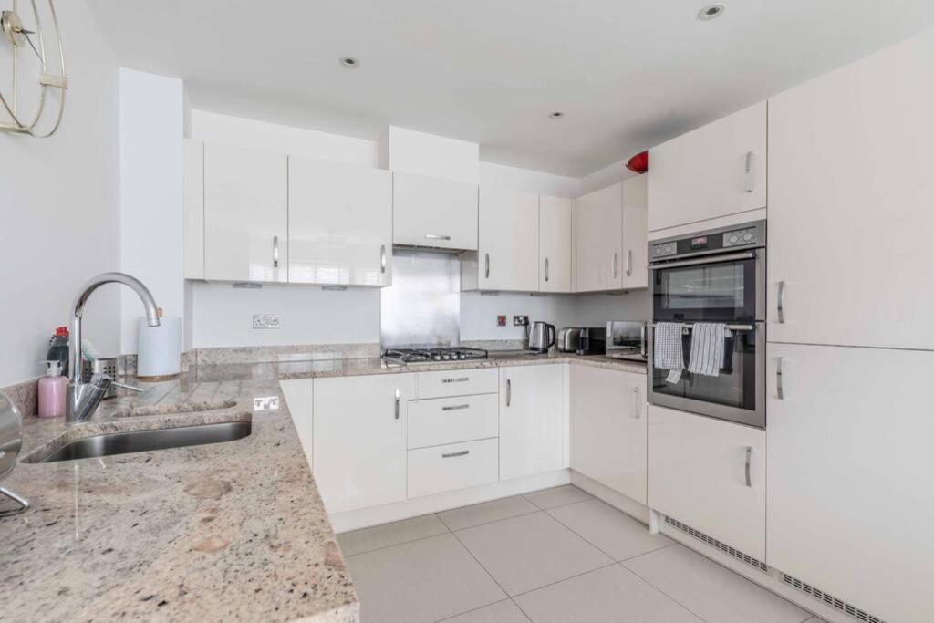 Stylish 4 Bed/2 Bath & Parking - Pinewood/heathrow Slough
