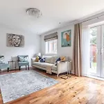 Stylish 4 Bed/2 Bath & Parking - Pinewood/Heathrow