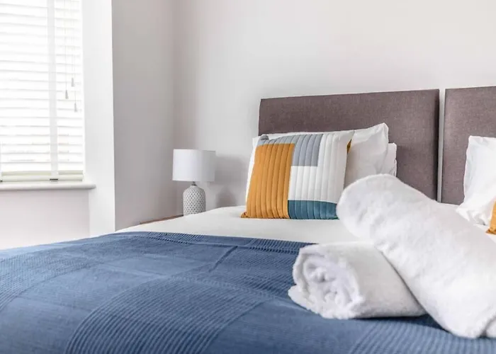Stylish 4 Bed/2 Bath & Parking - Pinewood/Heathrow