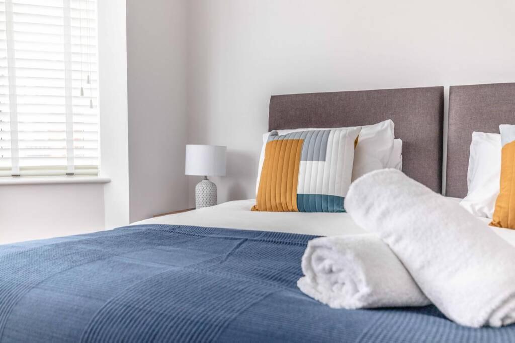 Stylish 4 Bed/2 Bath & Parking - Pinewood/heathrow Slough