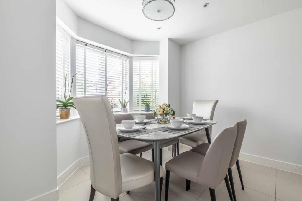 Stylish 4 Bed/2 Bath & Parking - Pinewood/heathrow Slough