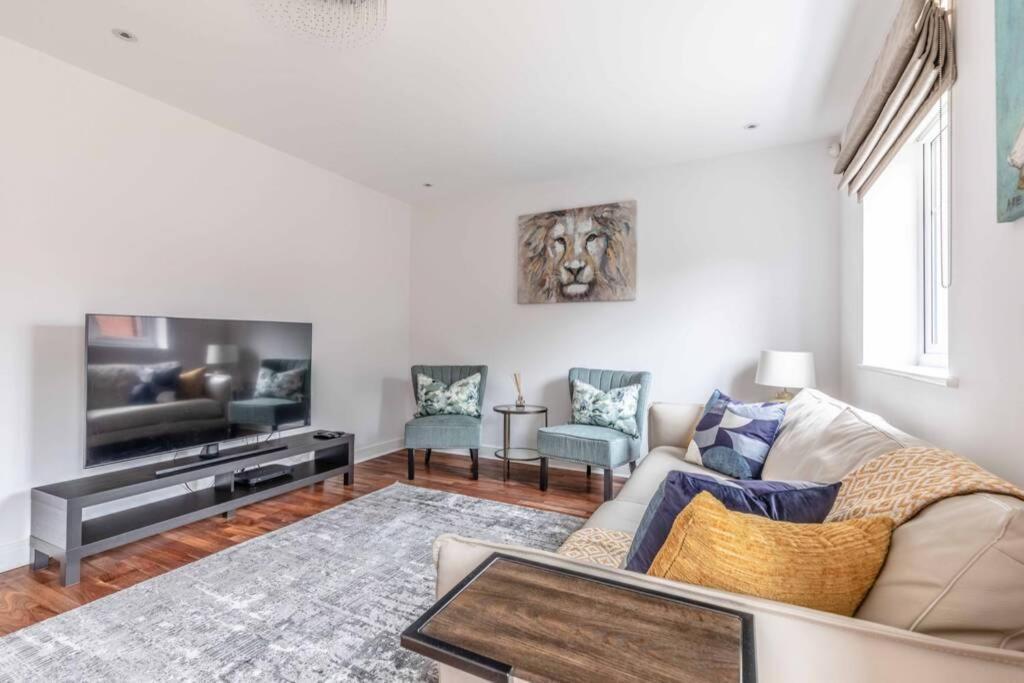 Stylish 4 Bed/2 Bath & Parking - Pinewood/heathrow Holiday home *