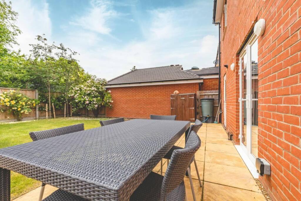 Stylish 4 Bed/2 Bath & Parking - Pinewood/heathrow