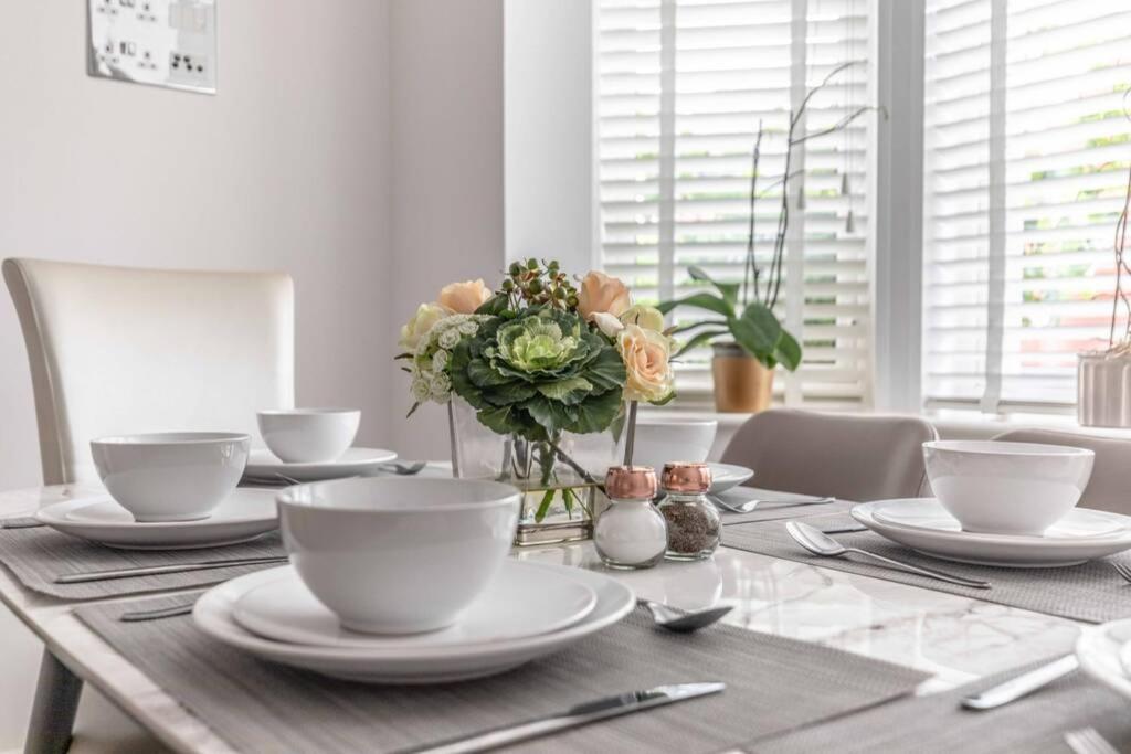 Stylish 4 Bed/2 Bath & Parking - Pinewood/heathrow *