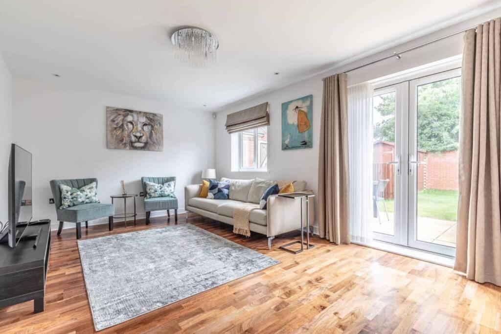 Stylish 4 Bed/2 Bath & Parking - Pinewood/heathrow *