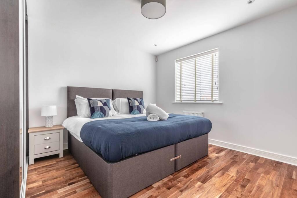 Holiday home Stylish 4 Bed/2 Bath & Parking - Pinewood/heathrow Slough