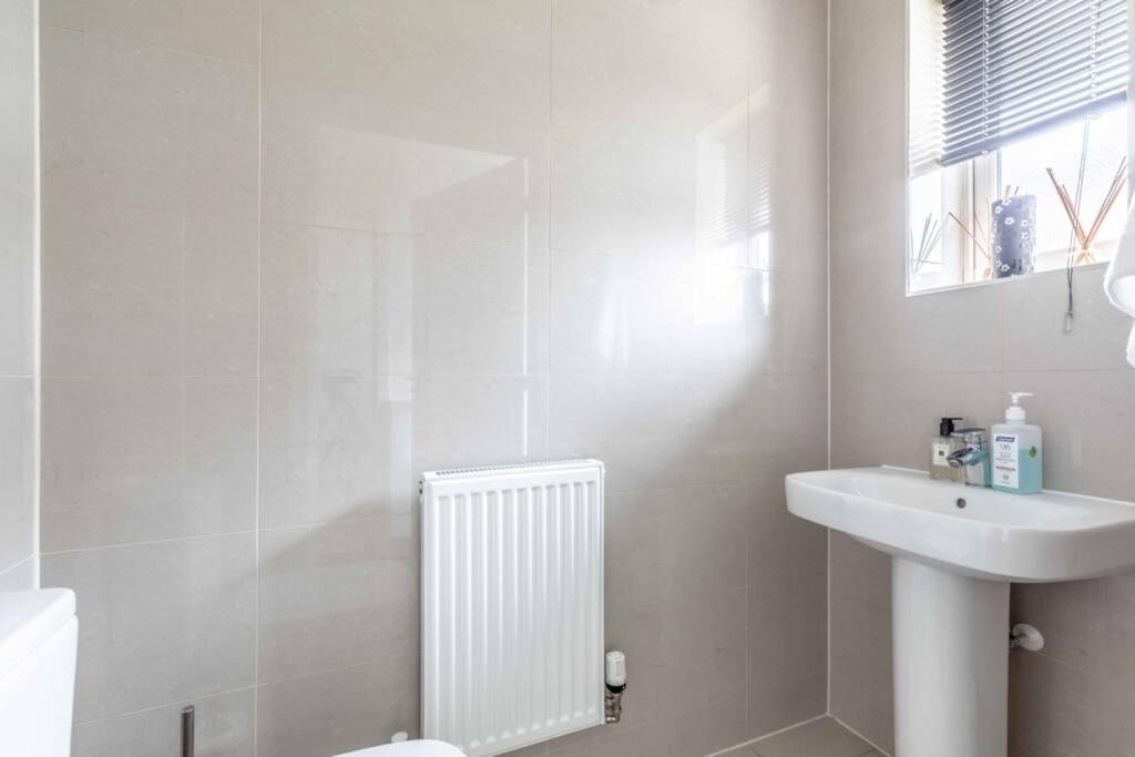 Holiday home Stylish 4 Bed/2 Bath & Parking - Pinewood/heathrow Slough