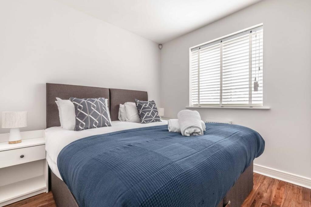 Stylish 4 Bed/2 Bath & Parking - Pinewood/heathrow Slough