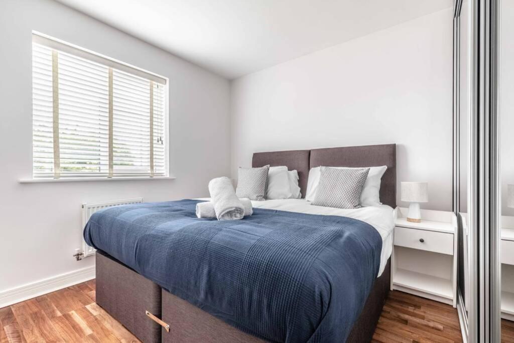 Stylish 4 Bed/2 Bath & Parking - Pinewood/heathrow Holiday home