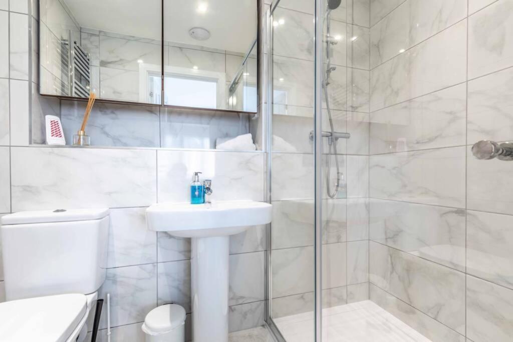 Stylish 4 Bed/2 Bath & Parking - Pinewood/heathrow Holiday home